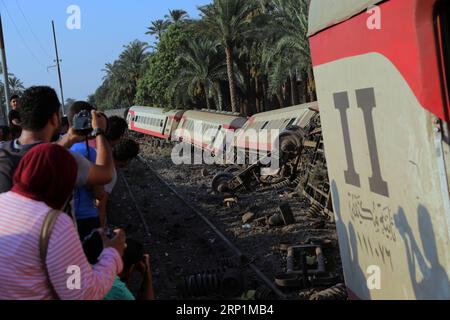 (180713) -- GIZEH, le 13 juillet 2018 -- des gens se rassemblent sur le site de l'accident où un train déraille à Gizeh, en Égypte, le 13 juillet 2018. Au moins 55 personnes ont été blessées lorsqu'un train égyptien a déraillé vendredi près de Gizeh, au sud de la capitale le Caire, a rapporté l'agence de presse officielle MENA. (Zjl) EGYPT-GIZA-TRAIN-DÉRAILLEMENT AhmedxGomaa PUBLICATIONxNOTxINxCHN Banque D'Images