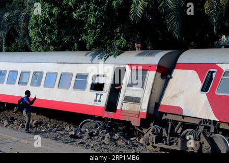 (180713) -- GIZEH, 13 juillet 2018 -- un égyptien prend des photos sur le site de l'accident où un train déraille à Gizeh, en Égypte, le 13 juillet 2018. Au moins 55 personnes ont été blessées lorsqu'un train égyptien a déraillé vendredi près de Gizeh, au sud de la capitale le Caire, a rapporté l'agence de presse officielle MENA. (Zjl) EGYPT-GIZA-TRAIN-DÉRAILLEMENT AhmedxGomaa PUBLICATIONxNOTxINxCHN Banque D'Images