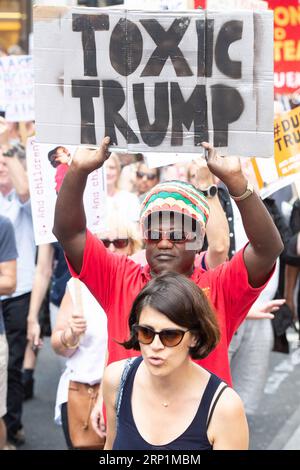 (180714) -- LONDRES, 14 juillet 2018 -- des manifestants prennent part aux manifestations anti-Trump à Londres, en Grande-Bretagne, le 13 juillet 2018. Des dizaines de milliers de personnes se sont rassemblées vendredi dans le centre de Londres pour protester contre la visite du président américain Donald Trump en Grande-Bretagne. (zcc) GRANDE-BRETAGNE-LONDRES-ANTI-TRUMP-PROTESTATIONS RayxTang PUBLICATIONxNOTxINxCHN Banque D'Images