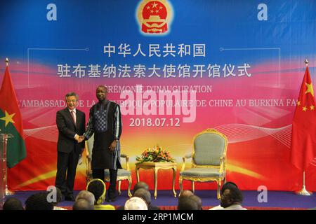 (180714) -- OUAGADOUGOU, le 14 juillet 2018 -- le Premier ministre du Burkina Faso, Paul Kaba Thieba (à droite), et le Vice-Premier ministre chinois en visite, Hu Chunhua, assistent à la cérémonie d'inauguration de l'ambassade de Chine à Ouagadougou, capitale du Burkina Faso, le 12 juillet 2018.) (Jmmn) BURKINA FASO-OUAGADOUGOU-CHINE-HU CHUNHUA-VISITE XiaoxJiuyang PUBLICATIONxNOTxINxCHN Banque D'Images