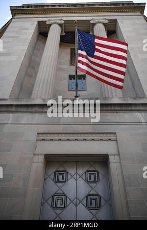 (180714) -- WASHINGTON, 14 juillet 2018 -- une photo prise le 13 juillet 2018 montre le bâtiment du siège du ministère de la Justice des États-Unis à Washington D.C., aux États-Unis. Robert Mueller, conseiller spécial américain, a inculpé vendredi 12 pirates informatiques russes pour ingérence dans les élections présidentielles américaines de 2016. (Jmmn) U.S.-WASHINGTON D.C.-DEPARTMENT OF JUSTICE LiuxJie PUBLICATIONxNOTxINxCHN Banque D'Images