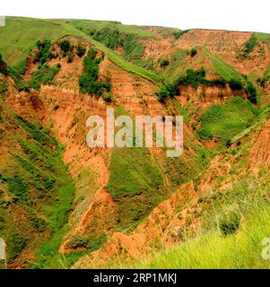 (180714) -- LANTIAN, 14 juillet 2018 -- une photo de fichier non datée montre les horizons anciens du sol du village de Shangchen, dans le comté de Lantian, dans la province du Shaanxi, au nord-ouest de la Chine. D’anciens outils découverts dans le comté de Lantian par une équipe de recherche composée d’archéologues chinois et britanniques suggèrent qu’il pourrait y avoir eu une présence d’hominines en dehors de l’Afrique plus tôt qu’on ne le pensait, selon une étude publiée mercredi dans nature. Dans onze couches différentes de sols fossiles, 80 artefacts en pierre ont été trouvés, parmi lesquels les plus anciens peuvent être datés d'il y a 2,12 millions d'années, soit 270 000 ans plus vieux que Banque D'Images