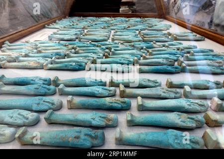 (180714) -- GIZEH, 14 juillet 2018 -- une photo prise le 14 juillet 2018 montre des reliques trouvées dans l'atelier de momification récemment découvert près de la nécropole de Saqqara à Gizeh, en Égypte. Une mission égypto-allemande a découvert au moins 35 momies dans un cimetière datant de 700 av. J.-C. dans la province sud-ouest de Gizeh, a déclaré samedi le ministre des Antiquités. Un autre atelier de momification, Saqqara, a également été découvert sur le site, qui était connu comme l'ancien cimetière en Égypte. (Zjl) ÉGYPTE-GIZEH-archéologie AhmedxGomaa PUBLICATIONxNOTxINxCHN Banque D'Images