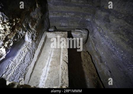 (180714) -- GIZEH, 14 juillet 2018 -- une photo prise le 14 juillet 2018 montre une vue intérieure de la chambre funéraire récemment découverte près de la nécropole de Saqqara à Gizeh, en Égypte. Une mission égypto-allemande a découvert au moins 35 momies dans un cimetière datant de 700 av. J.-C. dans la province sud-ouest de Gizeh, a déclaré samedi le ministre des Antiquités. Un autre atelier de momification, Saqqara, a également été découvert sur le site, qui était connu comme l'ancien cimetière en Égypte. (Zjl) ÉGYPTE-GIZEH-archéologie AhmedxGomaa PUBLICATIONxNOTxINxCHN Banque D'Images
