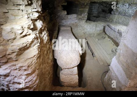 (180714) -- GIZEH, 14 juillet 2018 -- Un sarcophage est vu à l'intérieur de la chambre funéraire récemment découverte près de la nécropole de Saqqara à Gizeh, en Égypte, le 14 juillet 2018. Une mission égypto-allemande a découvert au moins 35 momies dans un cimetière datant de 700 av. J.-C. dans la province sud-ouest de Gizeh, a déclaré samedi le ministre des Antiquités. Un autre atelier de momification, Saqqara, a également été découvert sur le site, qui était connu comme l'ancien cimetière en Égypte. (Zjl) ÉGYPTE-GIZEH-archéologie AhmedxGomaa PUBLICATIONxNOTxINxCHN Banque D'Images