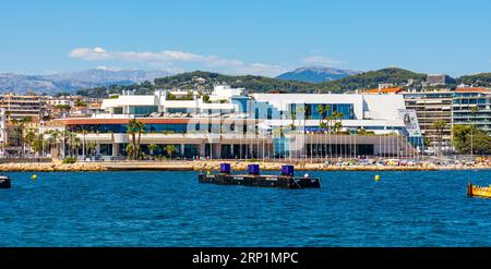 Cannes, France - 31 juillet 2022 : Centre-ville de Cannes avec port de plaisance et port de plaisance et festival de cinéma Palais des Festivals et Congrès Banque D'Images