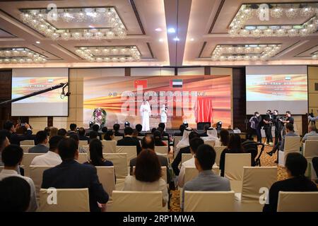 (180714) -- DUBAÏ, 14 juillet 2018 -- une photo prise le 14 juillet 2018 montre la cérémonie de signature de l'accord de diffusion China Theater à Dubaï, aux Émirats arabes Unis. China Media Group et China Arab TV (CATV) des Émirats arabes Unis (eau) ont signé samedi un accord sur la diffusion de séries télévisées chinoises populaires aux eau. ÉMIRATS ARABES UNIS-DUBAÏ-CHINE ACCORD DE DIFFUSION THÉÂTRALE-SIGNATURE WUXHUIWO PUBLICATIONXNOTXINXCHN Banque D'Images