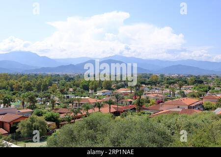 Une vue depuis la tour San Gemiliano sur la côte rocheuse sur la mer bleue. Sardaigne, Italie. Ville d'Arbatax Banque D'Images