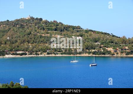 Une vue depuis la tour San Gemiliano sur la côte rocheuse sur la mer bleue. Sardaigne, Italie. Ville d'Arbatax Banque D'Images