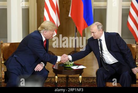 Actualités Themen der Woche Actualités Bilder des Tages (180716) -- HELSINKI, le 16 juillet 2018 -- le président américain Donald Trump (à gauche) serre la main de son homologue russe Vladimir Poutine à Helsinki, Finlande, le 16 juillet 2018. Le président américain Donald Trump et son homologue russe Vladimir Poutine ont entamé leur première réunion bilatérale lundi, et ils devraient discuter d’un large éventail de questions. FINLANDE-HELSINKI-TRUMP-POUTINE-MEET Lehtikuva/HeikkixSaukomaa PUBLICATIONxNOTxINxCHN Banque D'Images