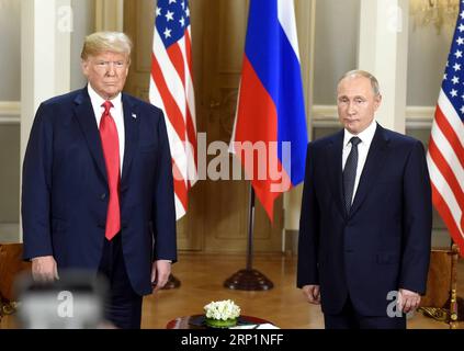 (180716) -- HELSINKI, le 16 juillet 2018 -- le président américain Donald Trump (à gauche) rencontre son homologue russe Vladimir Poutine à Helsinki, Finlande, le 16 juillet 2018. Le président américain Donald Trump et son homologue russe Vladimir Poutine ont entamé leur première réunion bilatérale lundi, et ils devraient discuter d’un large éventail de questions. FINLANDE-HELSINKI-TRUMP-POUTINE-MEET Lehtikuva/HeikkixSaukomaa PUBLICATIONxNOTxINxCHN Banque D'Images