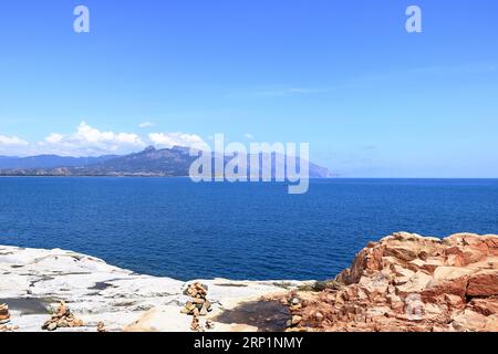 Les roches rouges (appelées 'Rocce Rosse') à Arbatax, Sardaigne, Italie, Europe Banque D'Images