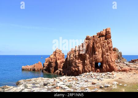 Les roches rouges (appelées 'Rocce Rosse') à Arbatax, Sardaigne, Italie, Europe Banque D'Images