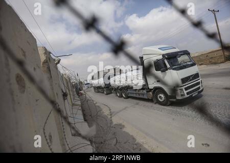 (180717) -- GAZA, le 17 juillet 2018 -- Un camion est vu à la porte du terminal commercial de Kerem Shalom, le principal point de passage pour les marchandises entrant à Gaza, dans la ville de Rafah, dans le sud de la bande de Gaza, le 17 juillet 2018. Israël a décidé de resserrer son blocus imposé à la bande de Gaza depuis 2007 pour faire davantage pression sur le mouvement islamique Hamas pour qu’il cesse de lâcher des ballons enflammés et des cerfs-volants en Israël, a déclaré lundi un responsable palestinien. (wtc) MIDEAST-GAZA-KEREM-SHALOM-PASSAGE FERMÉ WissamxNassar PUBLICATIONxNOTxINxCHN Banque D'Images