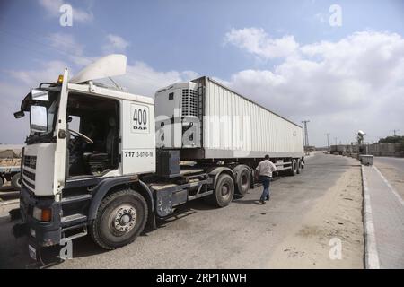 (180717) -- GAZA, le 17 juillet 2018 -- Un camion est vu à la porte du terminal commercial de Kerem Shalom, le principal point de passage pour les marchandises entrant à Gaza, dans la ville de Rafah, dans le sud de la bande de Gaza, le 17 juillet 2018. Israël a décidé de resserrer son blocus imposé à la bande de Gaza depuis 2007 pour faire davantage pression sur le mouvement islamique Hamas pour qu’il cesse de lâcher des ballons enflammés et des cerfs-volants en Israël, a déclaré lundi un responsable palestinien. (wtc) MIDEAST-GAZA-KEREM-SHALOM-PASSAGE FERMÉ WissamxNassar PUBLICATIONxNOTxINxCHN Banque D'Images