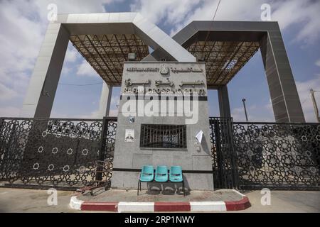 (180717) -- GAZA, 17 juillet 2018 -- la photo prise le 17 juillet 2018 montre la porte fermée du poste frontalier de Rafah avec l'Égypte dans le sud de la bande de Gaza. L ' Égypte a annoncé qu ' elle fermerait le poste frontière de Rafah entre l ' Égypte et Gaza en raison de problèmes techniques. (wtc) MIDEAST-GAZA-RAFAH-POINT DE PASSAGE FERMÉ WissamxNassar PUBLICATIONxNOTxINxCHN Banque D'Images