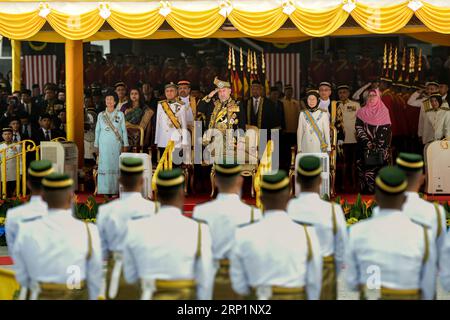 (180717) -- KUALA LUMPUR, le 17 juillet 2018 -- le roi malaisien Sultan Muhammad V (3e L, front) et le premier ministre Mahathir Mohamad (2e L, front) passent en revue la garde royale d'honneur lors de la cérémonie d'ouverture du Parlement à Kuala Lumpur, Malaisie, le 17 juillet 2018. La nouvelle session parlementaire de Malaisie a été officiellement inaugurée mardi. ) (wtc) MALAISIE-KUALA LUMPUR-NOUVELLE SESSION PARLEMENTAIRE ChongxVoonxChung PUBLICATIONxNOTxINxCHN Banque D'Images