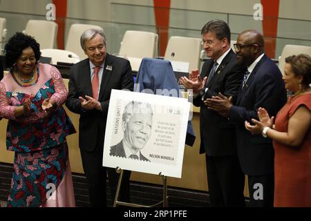 Actualités Themen der Woche News-Bilder des Tages (180718) -- NATIONS UNIES, 18 juillet 2018 -- Un nouveau timbre de Nelson Mandela est dévoilé lors d'un événement de l'Assemblée générale des Nations Unies à l'occasion de la Journée Mandela au siège de l'ONU à New York, le 18 juillet 2018. Le Secrétaire général de l'ONU Antonio Guterres a appelé mercredi le monde à s'inspirer de l'ancien Président sud-africain Nelson Mandela pour construire un avenir meilleur. Mandela Day, ou Journée internationale Nelson Mandela, est une journée internationale annuelle en l'honneur de Nelson Mandela, célébrée le 18 juillet, son anniversaire. Cette année marque le ce Banque D'Images