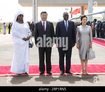 (180721) -- DAKAR, 21 juillet 2018 -- le président chinois Xi Jinping et son épouse Peng Liyuan posent pour une photo de groupe avec le président sénégalais Macky Sall et son épouse Marieme après que Xi et Sall ont inspecté la garde d'honneur à l'aéroport de Dakar, Sénégal, le 21 juillet 2018. Xi est arrivé ici samedi pour une visite d'Etat au Sénégal. Sall a organisé une grande cérémonie de bienvenue en l'honneur de Xi. )(mcg) SÉNÉGAL-CHINE-XI JINPING-ARRIVÉE WangxYe PUBLICATIONxNOTxINxCHN Banque D'Images