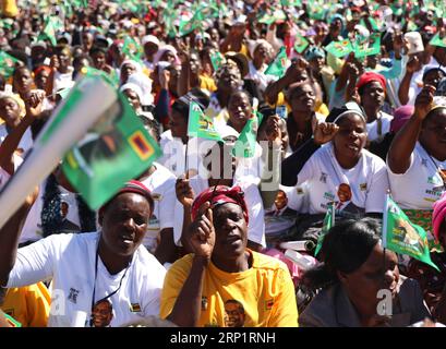 (180721) -- MARONDERA (ZIMBABWE), 21 juillet 2018 -- des partisans de la ZANU-PF, parti au pouvoir zimbabwéen, participent à un rassemblement organisé par le président zimbabwéen Emmerson Mnangagwa à Marondera, dans la province du Mashonaland est, au Zimbabwe, le 21 juillet 2018. Emmerson Mnangagwa a rappelé samedi aux partisans du parti au pouvoir, la ZANU-PF, de fuir la violence politique alors que le parti attend avec impatience une victoire nette et sans violence aux élections de juillet 30. ZIMBABWE-MARONDERA-ZANU-PF-RALLY ShaunxJusa PUBLICATIONxNOTxINxCHN Banque D'Images