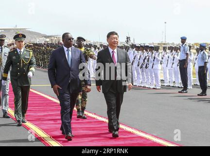 (180721) -- DAKAR, le 21 juillet 2018 -- le président chinois Xi Jinping, accompagné du président sénégalais Macky Sall, inspecte la garde d'honneur à l'aéroport de Dakar, Sénégal, le 21 juillet 2018. Xi est arrivé ici samedi pour une visite d'Etat au Sénégal. Sall a organisé une grande cérémonie de bienvenue en l'honneur de Xi. )(mcg) SÉNÉGAL-CHINE-XI JINPING-ARRIVÉE XiexHuanchi PUBLICATIONxNOTxINxCHN Banque D'Images