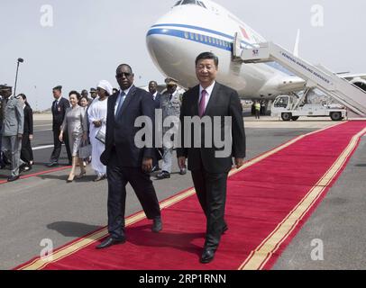 (180721) -- DAKAR, le 21 juillet 2018 -- le président chinois Xi Jinping assiste à une grande cérémonie de bienvenue organisée par le président sénégalais Macky Sall à l'aéroport de Dakar, Sénégal, le 21 juillet 2018. Xi est arrivé ici samedi pour une visite d'Etat au Sénégal. )(mcg) SÉNÉGAL-CHINE-XI JINPING-ARRIVÉE LixXueren PUBLICATIONxNOTxINxCHN Banque D'Images