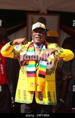 (180721) -- MARONDERA (ZIMBABWE), 21 juillet 2018 -- le président zimbabwéen Emmerson Mnangagwa assiste à un rassemblement à Marondera, dans la province du Mashonaland est, au Zimbabwe, le 21 juillet 2018. Emmerson Mnangagwa a rappelé samedi aux partisans du parti au pouvoir, la ZANU-PF, de fuir la violence politique alors que le parti attend avec impatience une victoire nette et sans violence aux élections de juillet 30. ZIMBABWE-MARONDERA-ZANU-PF-RALLY ShaunxJusa PUBLICATIONxNOTxINxCHN Banque D'Images