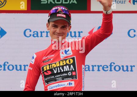 Sepp Kuss USA Jumbo Visma en terminant avec teh petit groupe GC prend la tête de course et maillot rouge Banque D'Images