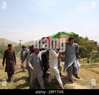 (180723) -- KABOUL, le 23 juillet 2018 -- des amis et des parents portent le cercueil d'une victime d'un attentat suicide lors d'funérailles à Kaboul, capitale de l'Afghanistan, le 23 juillet 2018. Au moins 14 personnes ont été tuées et plus de 60 blessées dimanche après qu'un kamikaze ait fait exploser son gilet suicide près de l'aéroport de Kaboul peu après que le convoi du premier vice-président, le général Abdul Rashid Dostum, soit passé par la zone, a déclaré lundi la police de Kaboul. )(yg) AFGHANISTAN-KABOUL-FUNÉRAILLES-ATTENTAT SUICIDE RahmatxAlizadah PUBLICATIONxNOTxINxCHN Banque D'Images