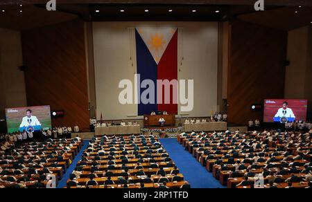 (180723) -- MANILLE, le 23 juillet 2018 -- le président philippin Rodrigo Duterte prononce son troisième discours sur l'état de la nation à la Chambre des représentants philippine à Quezon City, aux Philippines, le 23 juillet 2018. Rodrigo Duterte a promis lundi d'intensifier la guerre de son administration contre les drogues illégales, affirmant que la lutte contre les trafiquants et les consommateurs de drogue est loin d'être terminée. (dtf) PHILIPPINES-MANILA-DUTERTE-DROGUES ILLÉGALES ROUELLExUMALI PUBLICATIONxNOTxINxCHN Banque D'Images