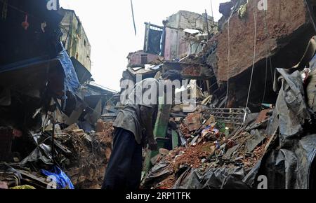 (180723) -- KOLKATA, le 23 juillet 2018 -- Un homme travaille devant le bâtiment effondré à Kolkata, en Inde, le 23 juillet 2018. Au moins deux personnes ont été tuées et quelques autres blessées lundi après l'effondrement d'un vieux bâtiment dans l'est de l'État indien du Bengale occidental, a déclaré la police.)(yg) EFFONDREMENT DU BÂTIMENT INDIA-KOLKATA Stringer PUBLICATIONxNOTxINxCHN Banque D'Images