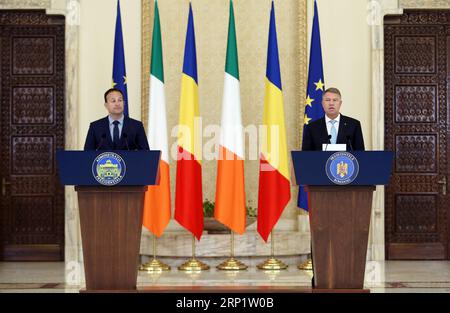 (180724) -- BUCAREST, le 24 juillet 2018 -- le président roumain Klaus Iohannis (à droite) assiste à une conférence de presse conjointe avec le Premier ministre irlandais Leo Varadkar au Palais présidentiel Cotroceni à Bucarest, capitale de la Roumanie, le 24 juillet 2018. La probabilité d'un Brexit sans la conclusion d'un accord entre la Grande-Bretagne et l'Union européenne est très faible, a déclaré mardi le président roumain Klaus Iohannis lors d'une rencontre avec le Taoiseach (Premier ministre) irlandais Leo Varadkar. ROUMANIE-BUCAREST-IRLANDE PM-VISITE CristianxCristel PUBLICATIONxNOTxINxCHN Banque D'Images