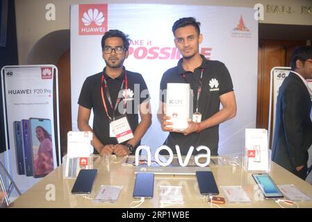 (180725) -- DHAKA, 25 juillet 2018 () -- les produits Huawei sont exposés en marge du Bangladesh 5G Summit 2018 à Dhaka, Bangladesh, le 25 juillet 2018. Le géant chinois des télécommunications Huawei a mené le premier essai de réseau de cinquième génération (5G) au Bangladesh en collaboration avec la Division des postes et télécommunications du gouvernement bangladais, le Ministère des postes, télécommunications et technologies de l information et Robi, une coentreprise du groupe Axiata Berhad (Malaisie), Bharti Airtel Limited (Inde) et NTT DoCoMo Inc. (Japon), lors d'une cérémonie dans la capitale Dhaka mercredi. () BANGLADESH Banque D'Images