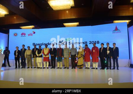 (180725) -- DHAKA, 25 juillet 2018 () -- des officiels et des invités posent pour une photo de groupe au Bangladesh 5G Summit 2018 à Dhaka, Bangladesh, le 25 juillet 2018. Le géant chinois des télécommunications Huawei a mené le premier essai de réseau de cinquième génération (5G) au Bangladesh en collaboration avec la Division des postes et télécommunications du gouvernement bangladais, le Ministère des postes, télécommunications et technologies de l information et Robi, une coentreprise du groupe Axiata Berhad (Malaisie), Bharti Airtel Limited (Inde) et NTT DoCoMo Inc. (Japon), lors d'une cérémonie dans la capitale Dhaka mercredi. () BANGLADESH-DH Banque D'Images