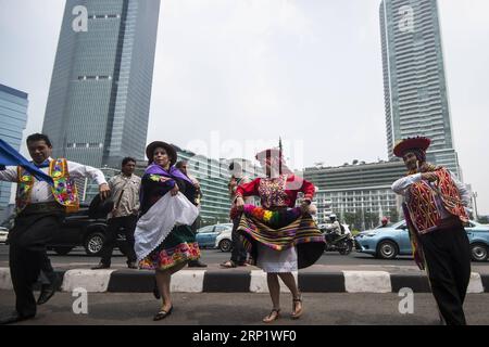 (180726) -- JAKARTA, le 26 juillet 2018 -- des danseurs péruviens dansent dans la rue lors de la promotion de leur exposition culturelle à Jakarta, Indonésie, le 26 juillet 2018. L'ambassade du Pérou à Jakarta a organisé pour la première fois en Indonésie un spectacle de danse et de musique traditionnelles jeudi. (gj) EXPOSITION CULTURELLE INDONÉSIE-JAKARTA-PÉROU VerixSanovri PUBLICATIONxNOTxINxCHN Banque D'Images