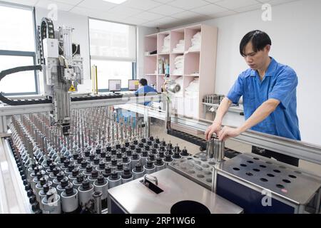 +(180726) -- SHAOXING, 26 juillet 2018 -- Un membre du personnel recueille des solutions pigmentaires préparées à la machine dans une usine de teinture à Shaoxing, dans la province du Zhejiang de l'est de la Chine, le 26 juillet 2018. À partir de 2010, les usines d’impression et de teinture disséminées dans le district de Keqiao à Shaoxing ont fait l’objet d’un plan de restructuration en trois phases, qui a réussi à les regrouper dans une zone industrielle dédiée équipée de services publics respectueux de l’environnement et d’installations d’élimination des déchets. En 2017, la valeur totale du produit de l'industrie a connu une croissance annuelle de 20. 3 pour cent, tandis que la production de textiles imprimés a augmenté de 12 Banque D'Images