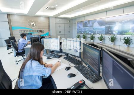 (180726) -- SHAOXING, 26 juillet 2018 -- les membres du personnel surveillent les données d'évacuation des eaux usées pour une zone industrielle d'impression et de teinture à Shaoxing, dans la province du Zhejiang de l'est de la Chine, le 26 juillet 2018. À partir de 2010, les usines d’impression et de teinture disséminées dans le district de Keqiao à Shaoxing ont fait l’objet d’un plan de restructuration en trois phases, qui a réussi à les regrouper dans une zone industrielle dédiée équipée de services publics respectueux de l’environnement et d’installations d’élimination des déchets. En 2017, la valeur totale du produit de l'industrie a connu une croissance annuelle de 20. 3 pour cent, tandis que la production de textiles imprimés Banque D'Images