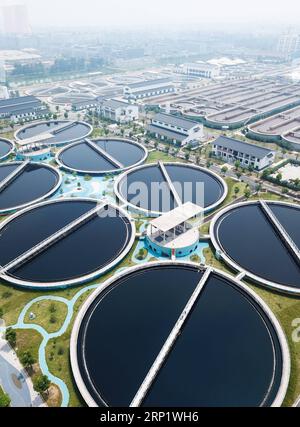 (180726) -- SHAOXING, 26 juillet 2018 -- cette photo aérienne prise le 26 juillet 2018 montre des installations d'évacuation des eaux usées dans une zone industrielle d'impression et de teinture à Shaoxing, dans la province du Zhejiang de l'est de la Chine. À partir de 2010, les usines d’impression et de teinture disséminées dans le district de Keqiao à Shaoxing ont fait l’objet d’un plan de restructuration en trois phases, qui a réussi à les regrouper dans une zone industrielle dédiée équipée de services publics respectueux de l’environnement et d’installations d’élimination des déchets. En 2017, la valeur totale du produit de l'industrie a connu une croissance annuelle de 20. 3 pour cent, tandis que la production o Banque D'Images