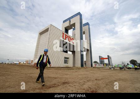 (180726) -- PÉKIN, le 26 juillet 2018 -- Un ouvrier marche au parc industriel de Hawassa dans la ville de Hawassa, à 275 kilomètres au sud d'Addis-Abeba, capitale de l'Éthiopie, le 13 juillet 2016. POUR ALLER avec Xinhua Headlines : le soutien chinois propulsant les progrès solides de l'Afrique vers l'industrialisation. ) (Jmmn) Xinhua Headlines : le soutien chinois propulse les progrès solides de l Afrique vers l industrialisation MichaelxTewelde PUBLICATIONxNOTxINxCHN Banque D'Images