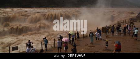 Actualités Bilder des Tages China, hukou-Wasserfall (180803) -- LINFEN, 3 août 2018 -- les touristes regardent la chute d'eau hukou du fleuve jaune à Linfen, province du Shanxi du nord de la Chine, 3 août 2018. En raison des fortes précipitations au cours supérieur du fleuve jaune, le volume d'eau de la chute d'eau du hukou augmente. )(gxn) CHINA-SHANXI-HUKOU WATERFALL (CN) LyuxGuiming PUBLICATIONxNOTxINxCHN Banque D'Images