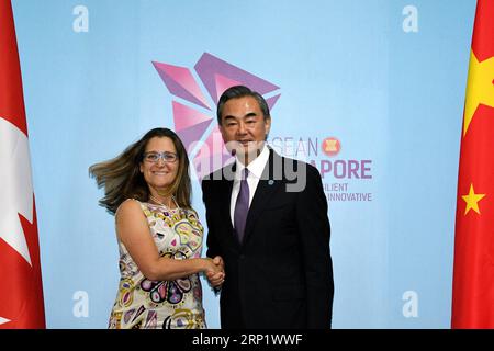 (180803) -- SINGAPOUR, le 3 août 2018 -- le conseiller d'État chinois et ministre des Affaires étrangères Wang Yi (à droite) rencontre la ministre canadienne des Affaires étrangères Chrystia Freeland à Singapour, le 3 août 2018.) (dh) SINGAPOUR-CHINE-CANADA-WANG YI-CHRYSTIA FREELAND-MEETING ThenxChihxWey PUBLICATIONxNOTxINxCHN Banque D'Images