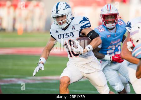 Houston, Texas, États-Unis. 2 septembre 2023. David Amador (18), receveur de l'UTSA Roadrunners, court avec le ballon lors d'un match entre les UTSA Roadrunners et les Houston Cougars à Houston, Texas. Trask Smith/CSM/Alamy Live News Banque D'Images