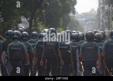 (180805) -- DHAKA, 5 août 2018 () -- des policiers anti-émeute montent la garde lors de manifestations contre des étudiants sur une route importante à Dhaka, Bangladesh, le 5 août 2018. () (lrz) BANGLADESH-DHAKA-STUDENTS-PROTEST Xinhua PUBLICATIONxNOTxINxCHN Banque D'Images