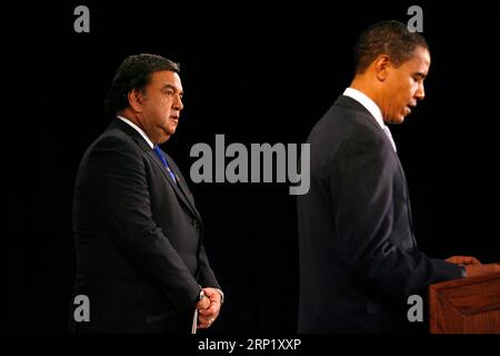 Chicago, États-Unis. 03 septembre 2023. File photo - Chicago, il - 3 décembre 2008 -- le président élu des États-Unis Barack Obama (R) s'adresse aux journalistes tandis que le secrétaire au Commerce et gouverneur du Nouveau-Mexique Bill Richardson se tient à ses côtés lors d'une conférence de presse à Chicago le 3 décembre 2008. - Bill Richardson, l'ancien gouverneur du Nouveau-Mexique, ambassadeur des États-Unis aux Nations Unies et secrétaire à l'énergie sous le président Bill Clinton, est décédé. Richardson avait 75 ans. Photo de Brian Kersey - Pool via CNP /ABACAPRESS.COM crédit : Abaca Press/Alamy Live News Banque D'Images