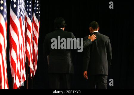 Chicago, États-Unis. 03 septembre 2023. Photo de dossier - Chicago, il - 3 décembre 2008 -- le secrétaire au Commerce des États-Unis et gouverneur du Nouveau-Mexique Bill Richardson (à gauche) tapote le président élu des États-Unis Barack Obama au dos alors qu'ils quittent une conférence de presse à Chicago le 3 décembre 2008. - Bill Richardson, l'ancien gouverneur du Nouveau-Mexique, ambassadeur des États-Unis aux Nations Unies et secrétaire à l'énergie sous le président Bill Clinton, est décédé. Richardson avait 75 ans. Photo de Brian Kersey - Pool via CNP /ABACAPRESS.COM crédit : Abaca Press/Alamy Live News Banque D'Images