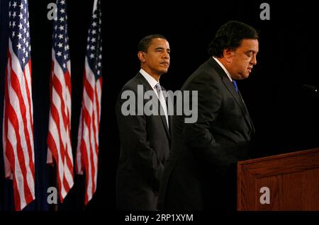 Chicago, États-Unis. 03 septembre 2023. Photo de dossier - Chicago, il - 3 décembre 2008 -- Bill Richardson (à gauche), secrétaire au Commerce des États-Unis et gouverneur du Nouveau-Mexique, s'adresse aux journalistes alors que le président élu des États-Unis Barack Obama se tient à ses côtés lors d'une conférence de presse à Chicago le 3 décembre 2008. - Bill Richardson, l'ancien gouverneur du Nouveau-Mexique, ambassadeur des États-Unis aux Nations Unies et secrétaire à l'énergie sous le président Bill Clinton, est décédé. Richardson avait 75 ans. Photo de Brian Kersey - Pool via CNP /ABACAPRESS.COM crédit : Abaca Press/Alamy Live News Banque D'Images