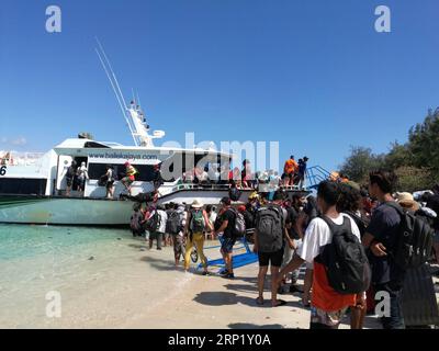 Actualités Bilder des Tages (180806) -- JAKARTA, 6 août 2018 -- les visiteurs évacuent de Gili Trawangan près de l'île de Lombok, dans le centre de l'Indonésie, le 6 août 2018. Le nombre de morts est passé à 91 et le nombre de blessés a atteint 209 après un séisme de magnitude 7,0 qui a frappé la destination touristique de l'île de Lombok, dans le centre de l'Indonésie, a déclaré lundi un responsable.) (wtc) INDONÉSIE-GILI TRAWANGAN-LOMBOK ISLAND-TREMBLEMENT DE TERRE LiangxFangfang PUBLICATIONxNOTxINxCHN Banque D'Images