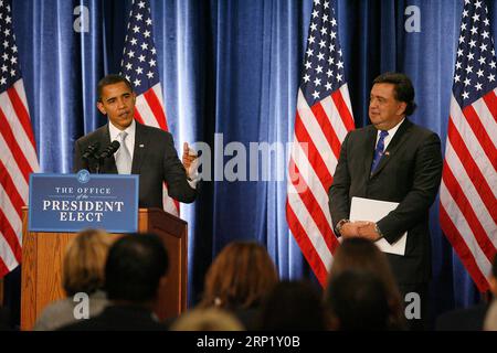 Chicago, États-Unis. 03 septembre 2023. Photo de dossier - Chicago, il - 3 décembre 2008 -- le président élu des États-Unis, Barack Obama (à gauche), se tient aux côtés du secrétaire au Commerce et gouverneur du Nouveau-Mexique, Bill Richardson, alors qu'il répond aux questions des journalistes lors d'une conférence de presse à Chicago le 3 décembre 2008. - Bill Richardson, l'ancien gouverneur du Nouveau-Mexique, ambassadeur des États-Unis aux Nations Unies et secrétaire à l'énergie sous le président Bill Clinton, est décédé. Richardson avait 75 ans. Photo de Brian Kersey - Pool via CNP /ABACAPRESS.COM crédit : Abaca Press/Alamy Live News Banque D'Images