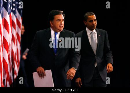Chicago, États-Unis. 03 septembre 2023. Photo de dossier - Chicago, il - 3 décembre 2008 -- le président élu des États-Unis Barack Obama (à gauche) et le secrétaire au Commerce désigné et gouverneur du Nouveau-Mexique Bill Richardson entrent dans la salle avant de s'adresser aux journalistes lors d'une conférence de presse à Chicago le 3 décembre 2008. - Bill Richardson, l'ancien gouverneur du Nouveau-Mexique, ambassadeur des États-Unis aux Nations Unies et secrétaire à l'énergie sous le président Bill Clinton, est décédé. Richardson avait 75 ans. Photo de Brian Kersey - Pool via CNP /ABACAPRESS.COM crédit : Abaca Press/Alamy Live News Banque D'Images