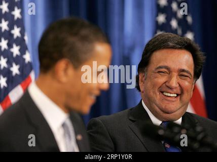 Chicago, États-Unis. 03 septembre 2023. Photo de dossier - Chicago, il - 3 décembre 2008 -- le président élu des États-Unis Barack Obama (à gauche) s'adresse aux journalistes tandis que le secrétaire au Commerce et gouverneur du Nouveau-Mexique Bill Richardson se tient à ses côtés lors d'une conférence de presse à Chicago le 3 décembre 2008. - Bill Richardson, l'ancien gouverneur du Nouveau-Mexique, ambassadeur des États-Unis aux Nations Unies et secrétaire à l'énergie sous le président Bill Clinton, est décédé. Richardson avait 75 ans. Photo de Brian Kersey - Pool via CNP /ABACAPRESS.COM crédit : Abaca Press/Alamy Live News Banque D'Images